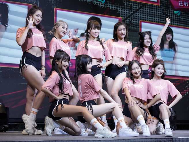 台中太阳啦啦队Shiny Girls在开季记者会上精彩表演。（台中太阳提供）