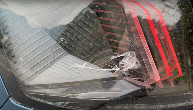 他开车到台中出游，惨遭宫庙遶境活动的神轿将后挡风玻璃敲出凹洞。（翻摄自YouTube频道「WoWtchout - 地图型行车影像分享平台」）