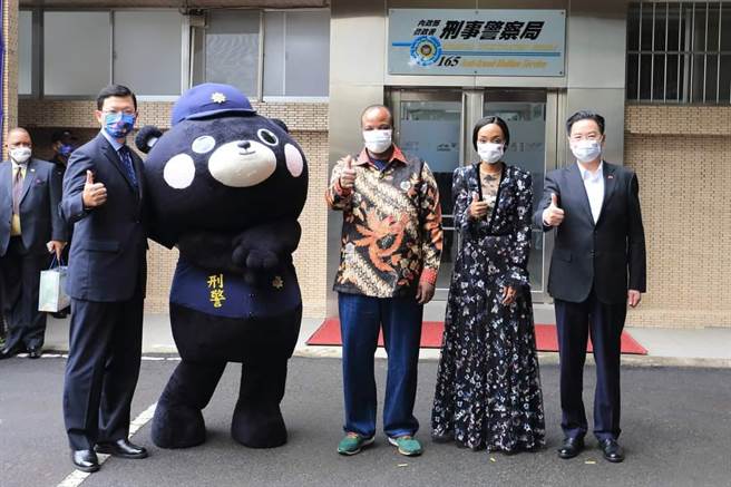 史瓦帝尼國王（右三）與王妃日前參訪保一總隊，位於保一的警政署165反詐騙專線也演練我國的反詐騙流程，讓國王高度讚賞。（警政署提供）