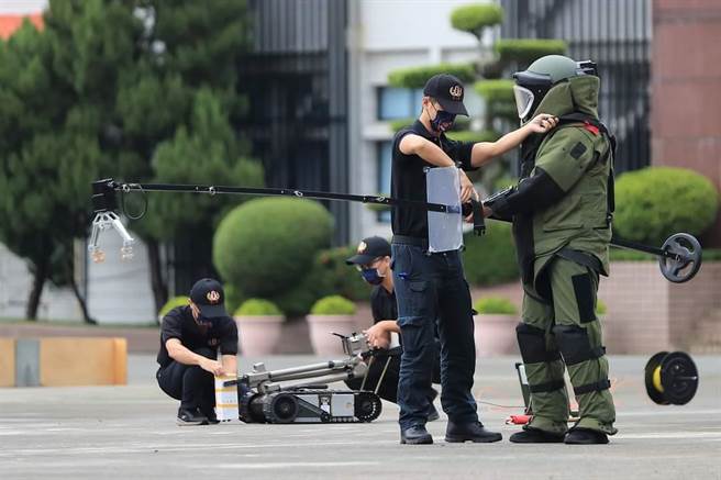 刑事局進行防爆演練，讓友邦元首了解我國的反恐能力。（警政署提供）