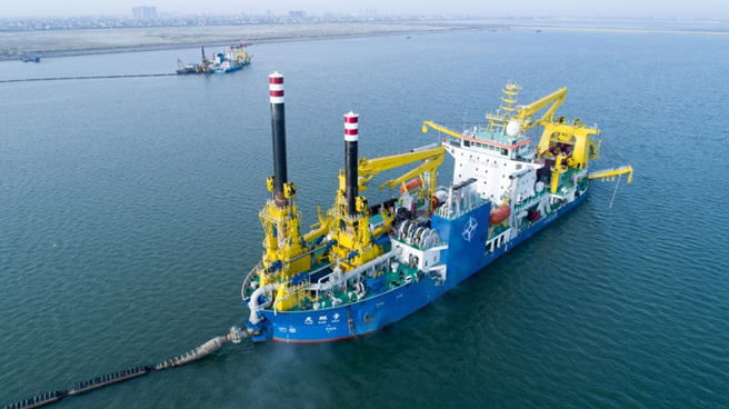 中国大陆第一艘完全自主设计建造、亚洲最大的重型自航绞吸船天鲲号每小时挖泥量为6000立方米，被称「大国重器」可说实至名归。（图／快科技）