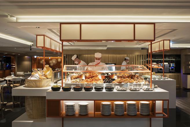 台北远东香格里拉6楼远东Café自助餐厅，美食琳琅满目，旅展也祭出超值好康。（台北远东香格里拉提供）