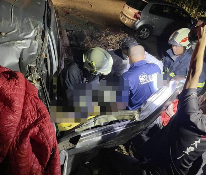 嘉义县六脚乡嘉50线占富厝往溪厝方向一处产业道路，晚间6点半左右传出厢型车与自小客撞击车祸，厢型车驾驶卡在车内明显OHCA。（嘉义县消防局提供∕吕妍庭嘉义传真）