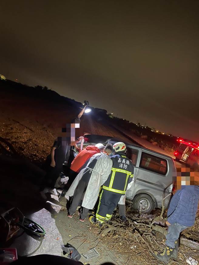 嘉义县六脚乡嘉50线占富厝往溪厝方向一处产业道路，晚间6点半左右传出厢型车与自小客撞击车祸。（嘉义县消防局提供∕吕妍庭嘉义传真）