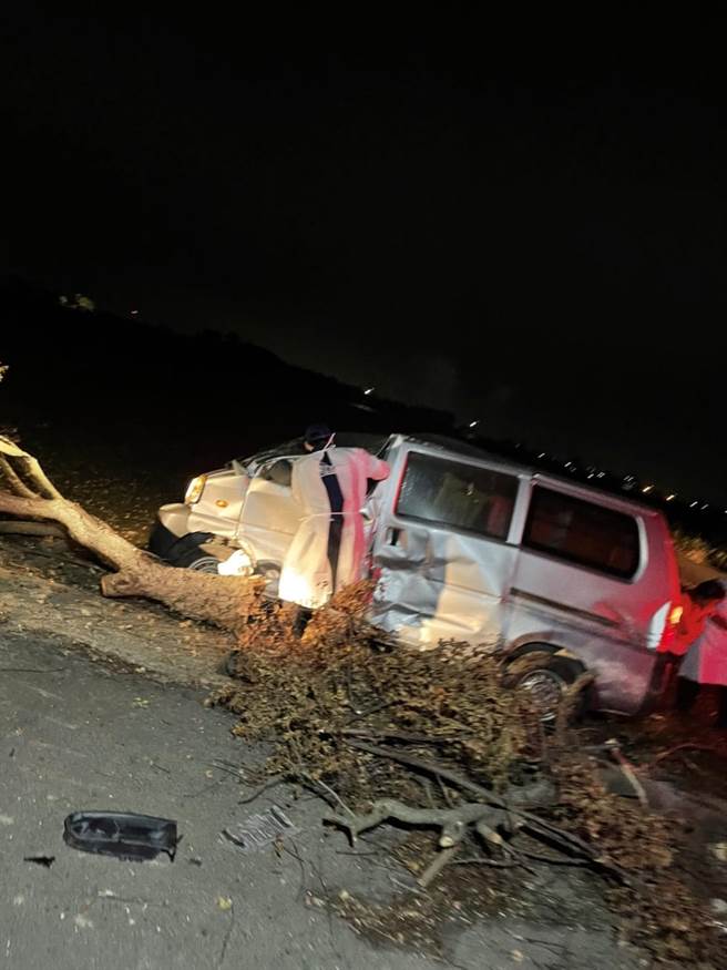 嘉义县六脚乡嘉50线占富厝往溪厝方向一处产业道路，晚间6点半左右传出厢型车与自小客撞击车祸。（嘉义县消防局提供∕吕妍庭嘉义传真）