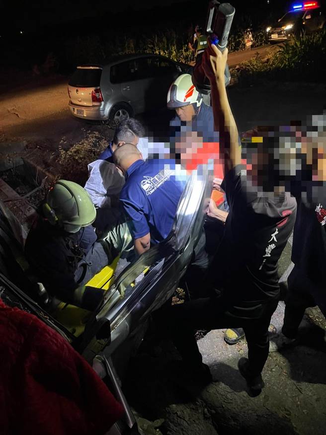 嘉义县六脚乡嘉50线占富厝往溪厝方向一处产业道路，晚间6点半左右传出厢型车与自小客撞击车祸，厢型车驾驶卡在车内明显OHCA。（嘉义县消防局提供∕吕妍庭嘉义传真）