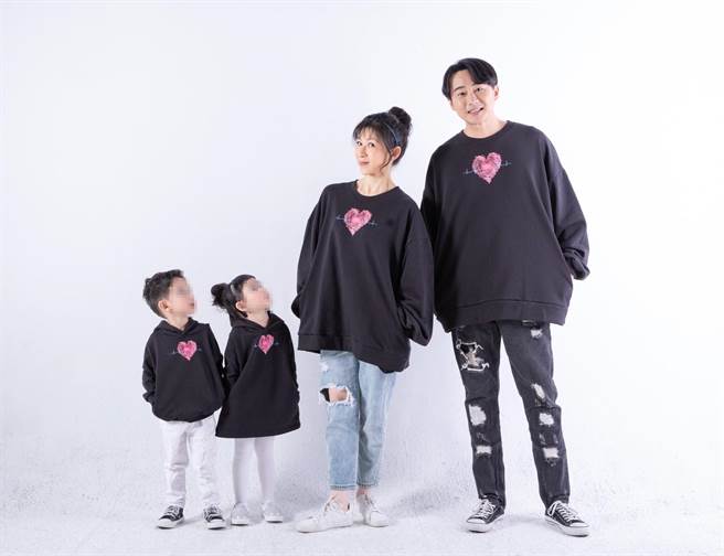 双胞胎妈顏嘉乐（右二）看《阿宁咕》学会快乐教育，右为老公狄志杰。（梦田影像提供）