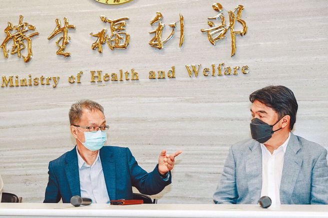 卫福部长薛瑞元(左)与疫情指挥中中心指挥官王必胜(右)接任后，处理陈时中留下的问题。（本报资料照／郭吉铨摄）