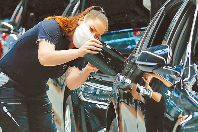 美国及欧元区商业活动降温，致10月综合採购经理人指数皆陷入紧缩，加重经济衰退忧虑。图／路透