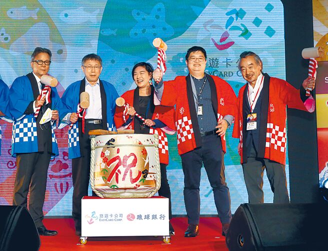 悠遊卡公司23日舉行記者會，日本台灣交流協會台北事務所副代表橫地晃（左起）、台北市長柯文哲、悠遊卡公司董事長陳亭如、悠遊卡公司總經理邱昱凱、國際觀光文化推進機構（ITCO）理事長安藤俊介共同出席宣布，悠遊卡自11月7日起正式「嗶」進琉球。圖／陳君瑋