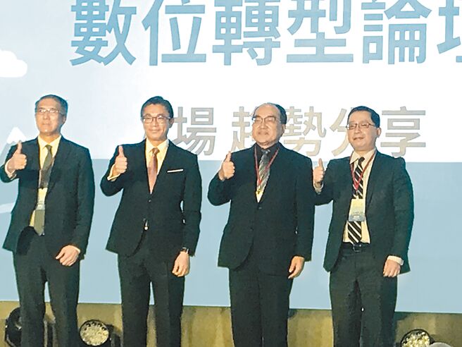 數位部數位產業署署長呂正華（右二）與受邀參加「數位轉型論壇」講師波士頓顧問公司董事總經理暨資深合夥人徐瑞廷（左二）、資誠創新諮詢公司董事長盧志浩（右一）、野村總合研究所副總經理陳志仁（左一）共同合影。圖／蔡淑芬