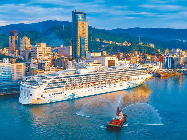 疫情指挥中心昨天宣布，11月7日起放宽4大防疫措施，包括确诊者「7+7」调整为「7+0」、同住接触者全面改採「0+7自主防疫」、健身房与八大行业取消疫苗三剂令、公共场不再强制量体温。交通部昨加码宣布，即日起恢復国际邮轮来台靠港。（基隆港务分公司提供／陈彩玲基隆传真）