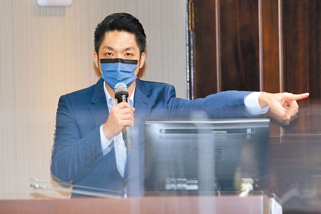 国民党台北市长候选人蒋万安24日在立法院表示，卫福部应把疫苗採购相关资料摊在阳光下。（黄世麒摄）