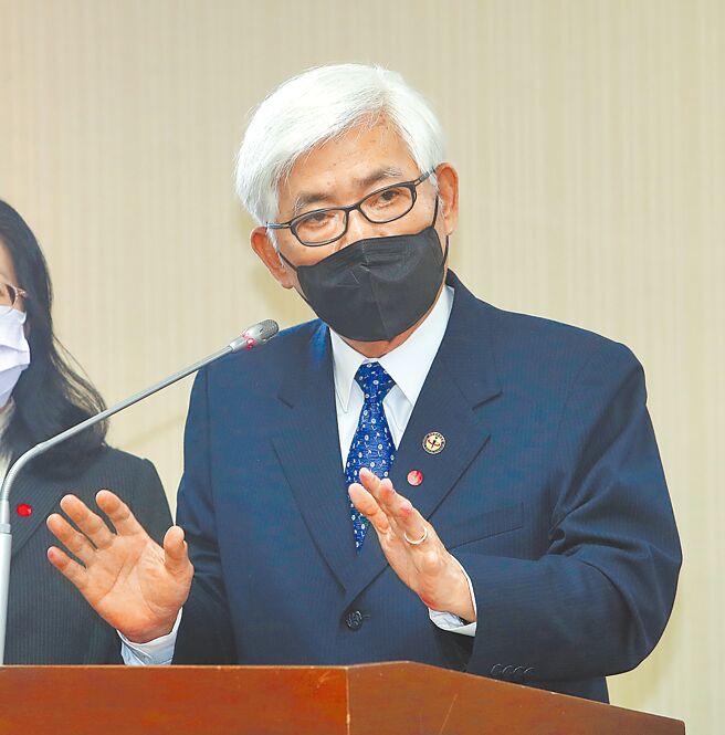 指挥中心正研拟修改通报定义，中选会主委李进勇24日在立法院内政委员会会前受访表示，中选会配合指挥中心决定，若能出门就可以来投票。（刘宗龙摄）