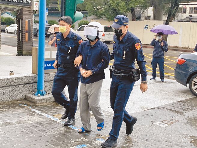 涉嫌杀害马来西亚籍女大生的凶嫌陈柏谚，出院后被押解至士林警分局接受侦讯。（李文正摄）