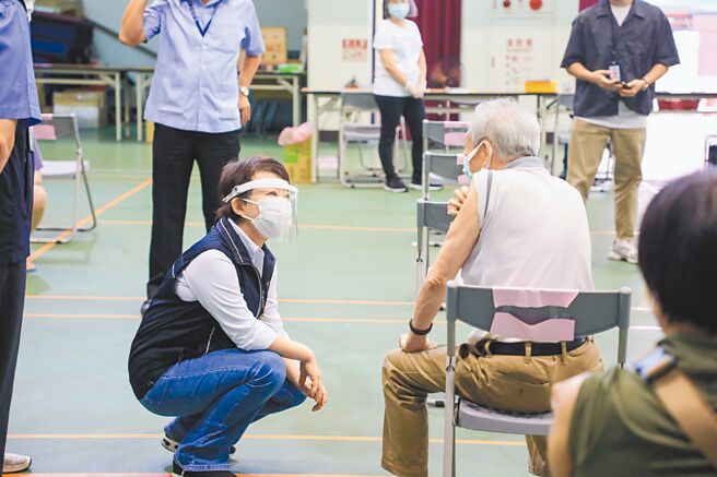 台中市長盧秀燕被稱呼為「媽媽市長」，用心守護市民。圖為盧秀燕關心民眾接種疫苗情形。（台中市政府提供）