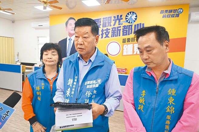 无党籍苗栗县长候选人锺东锦竞选总部执行长徐廷琮（中）昨天直指，对手阵营谢福弘参与密会出卖韩国瑜，如今有2名证人指证歷歷，要谢说清楚讲明白。（李京升摄）