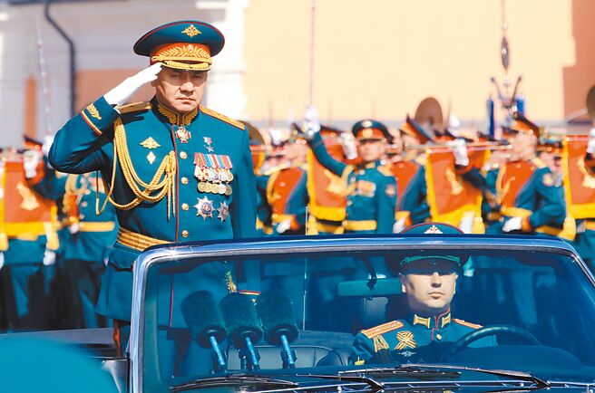 针对俄罗斯国防部长萧依古（见图，车上站立者）日前与西方多国国防部长通话时，指控乌克兰可能使用「脏弹」攻击，美英法三国政府昨日发表联合声明反驳俄国的指控。（中新社）