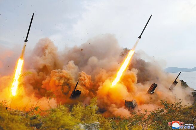 北韩一艘商船昨日清晨一度越过两韩之海上分界线，遭韩国认定为「侵犯行为」而鸣枪示警，北韩随后发射10枚火箭弹示威。图为10日北韩军队举行炮兵打击训练。（朝中社）