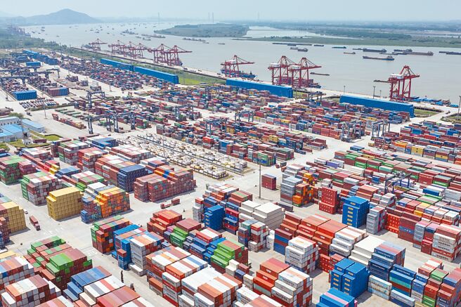 自1987年两岸开放交流迄今，大陆已是台湾最大贸易伙伴，第一大出口与第一大进口地区，更是对外贸易顺差最大来源，同时也是台商对外投资与人民出外旅游最多的地区。（中新社）