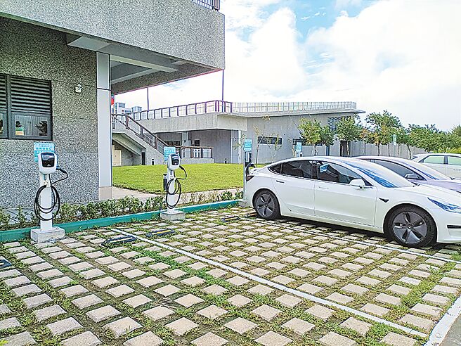 八里行政中心充电桩目前充电免费，只需依停车场收费规定付费。（黄敬文摄）
