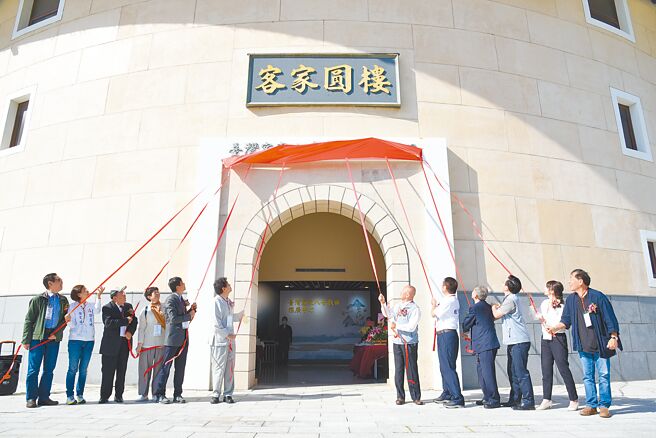 苗栗客家圆楼今年6月营运转移给民间单位，转型为「台湾客家八音戏曲推广中心」，昨天由县长徐耀昌等人揭牌启用。（李京升摄）