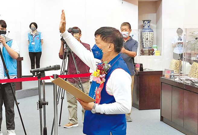 国民党台南市议员李文俊赢得副议长补选后宣誓就职。（洪荣志摄）