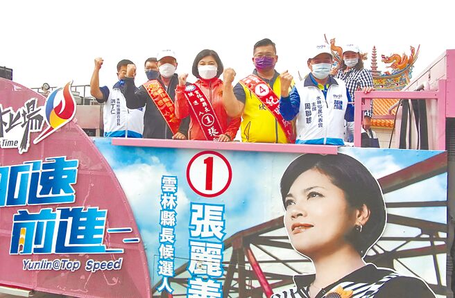 张丽善（前右三）启动20乡镇愿景亲履巡迴，提30项施政纲领。（张朝欣摄）