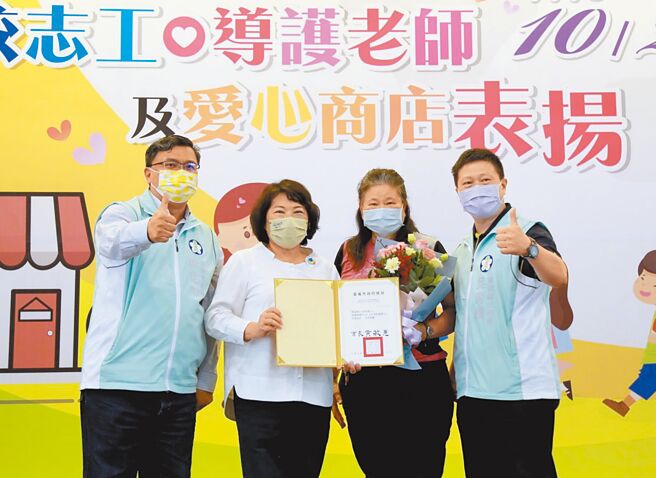 嘉义市长黄敏惠（左二）颁奖表扬林森国小志工侯来满（右二）。（廖素慧摄）
