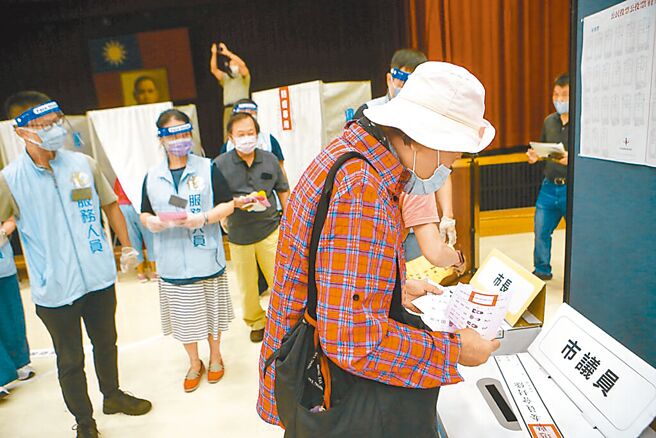 九合一选举逼近，为了争取选民神圣的一票，各候选人也在大街小巷力求曝光，但各种选举的宣传手段也让民眾痛批是「选举乱象」。（本报资料照片）