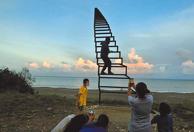 南迴公路大武段「通往天堂的阶梯」装置艺术，常有游客攀爬，危险又缺德。（庄哲权摄）