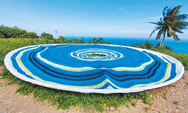 南迴公路太麻里华源的「天空织镜」，因常有游客躺卧，外圈逐渐凹陷变形。（民眾提供／庄哲权台东传真）