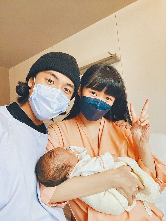 简廷芮（右）与老公赖先生和刚出生的儿子「小芒果」开心合影。（艺和创艺提供）