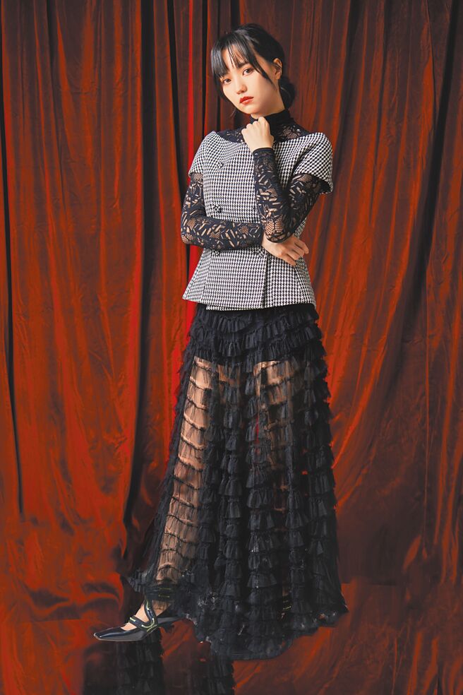 黑嘉嘉穿起蕾丝长裙，展现少见的优雅与性感。Dior 30 Montaigne千鸟格纹平口上衣11万5000元、Dior黑色蕾丝针织衫7万元、黑色透明蛋糕纱裙34万元、Dior黑色漆面小牛皮与科技护踝低跟鞋，4万3000元。（JOJ Photo摄）