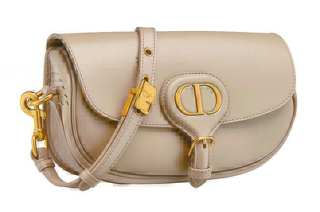 East-West Dior Bobby榛果色小牛皮肩背包，10万5000元。（Dior提供）