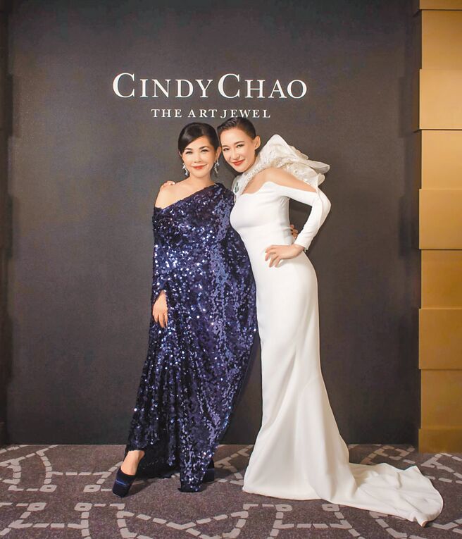 有「东方不败」美誉的张清芳（左）与珠宝设计师赵心绮（CINDY CHAO）是多年好友，在VIP晚宴上献声高歌。（CINDY CHAO提供）
