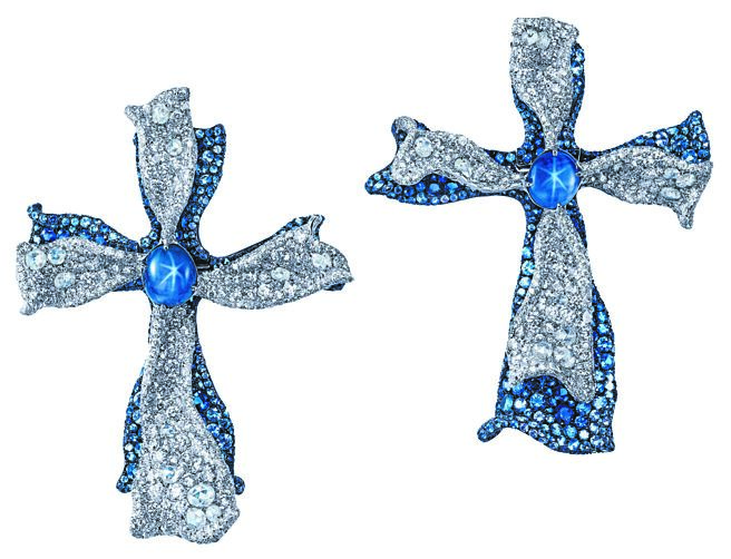 张清芳佩戴CINDY CHAO The Art Jewel十字造型蓝宝星石耳环。（CINDY CHAO提供）