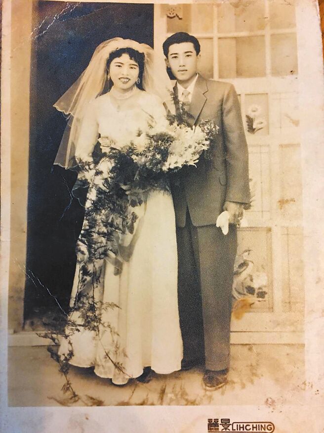 吕妈妈与先生的结婚照，有情人终成眷属。（王琼玲提供）