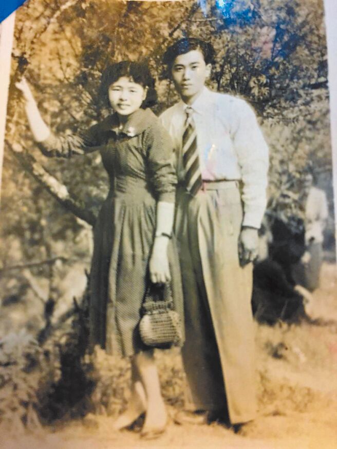 66年前的吕妈妈和先生吕松全像一对小情侣到梅山公园游玩。（王琼玲提供）
