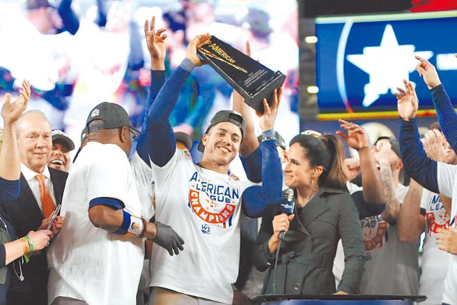 太空人游击手潘尼亚高举美联冠军赛MVP奖杯庆祝。（路透）