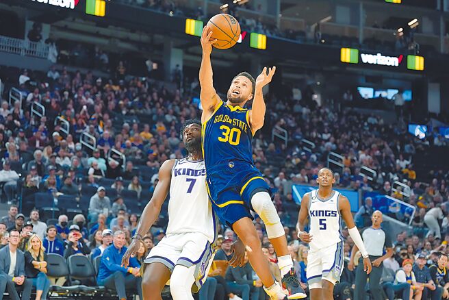 柯瑞（右）準備單手切入上籃，身體跟後面的梅圖有所接觸。（美聯社）