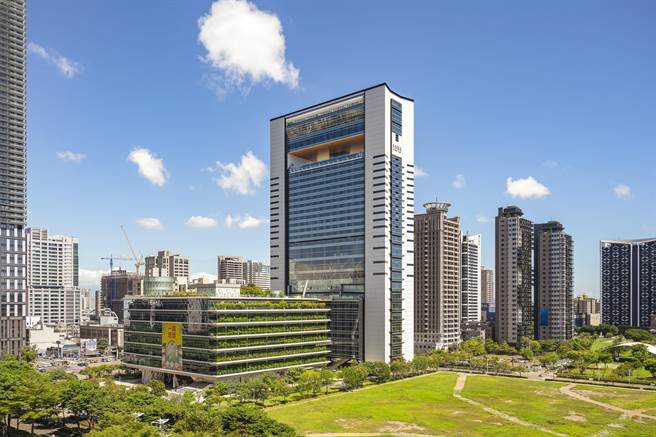 承亿酒店建筑体透过空桥连通高雄市立图书馆总馆。（柯宗纬翻摄）