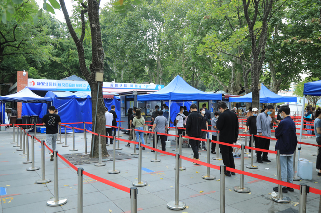 严格的疫情封控措施不只影响人民生活与经济活动，也吓跑外商、激化社会戾气，是地方上民怨最集中爆发的最大问题。（图／中新社）