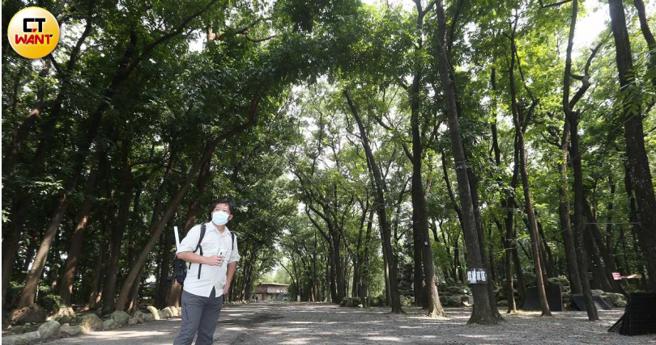 陈姓地主幼年时在这片森林长大，对此处的一草一木都十分珍惜，他为了这片土地奔走10年，希望「保安林能有保安林的样子」。（图／赵世勋摄）
