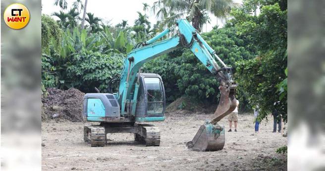 8大森林乐园自称要「赶蛇」而开怪手除草，但地主怀疑业者是想经营露营区而整地。（图／赵世勋摄）