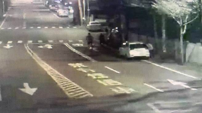 涉嫌殴打直播主「晚安小鸡」的嫌犯，在城光中学附近停车。（读者提供／洪荣志台南传真）