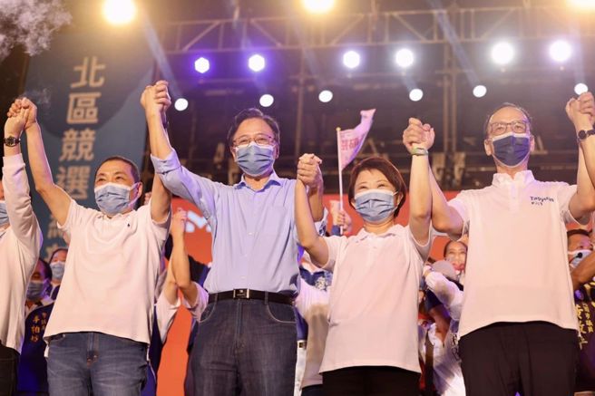 图为新北市市长侯友宜（最左）、台中市市长卢秀燕（右二）和国民党党主席朱立伦（最右）为同党桃园市长候选人张善政（左二）站台造势。（图 / 取自侯友宜脸书）