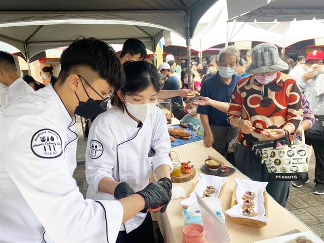  弘光文创、餐旅系学生，用在地食材创新料理行销外埔农特产。（弘光科大提供）