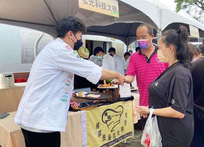  弘光文创、餐旅系学生，用在地食材创新料理行销外埔农特产。（弘光科大提供）