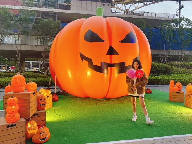 Global Mall万圣节挑战无头骑士大战喷火龙 机捷3店祭环游世界打卡点（Global Mall提供）